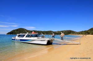 Wassertaxi am Strand