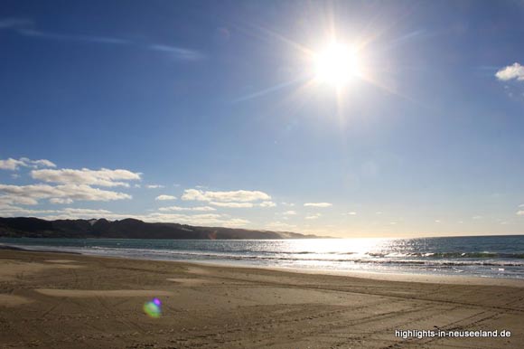 Ninety Mile Beach mit Reifenspuren