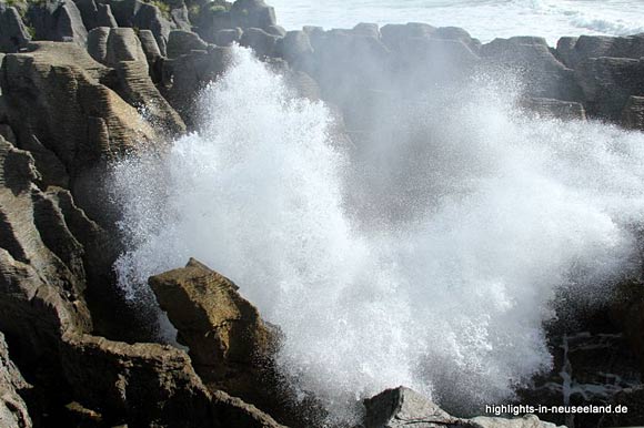 Pancake Rocks mit Blowhole und Wasserfontäne