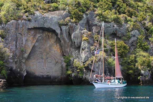 Maori-Bildhauerei im Fels am Tauposee